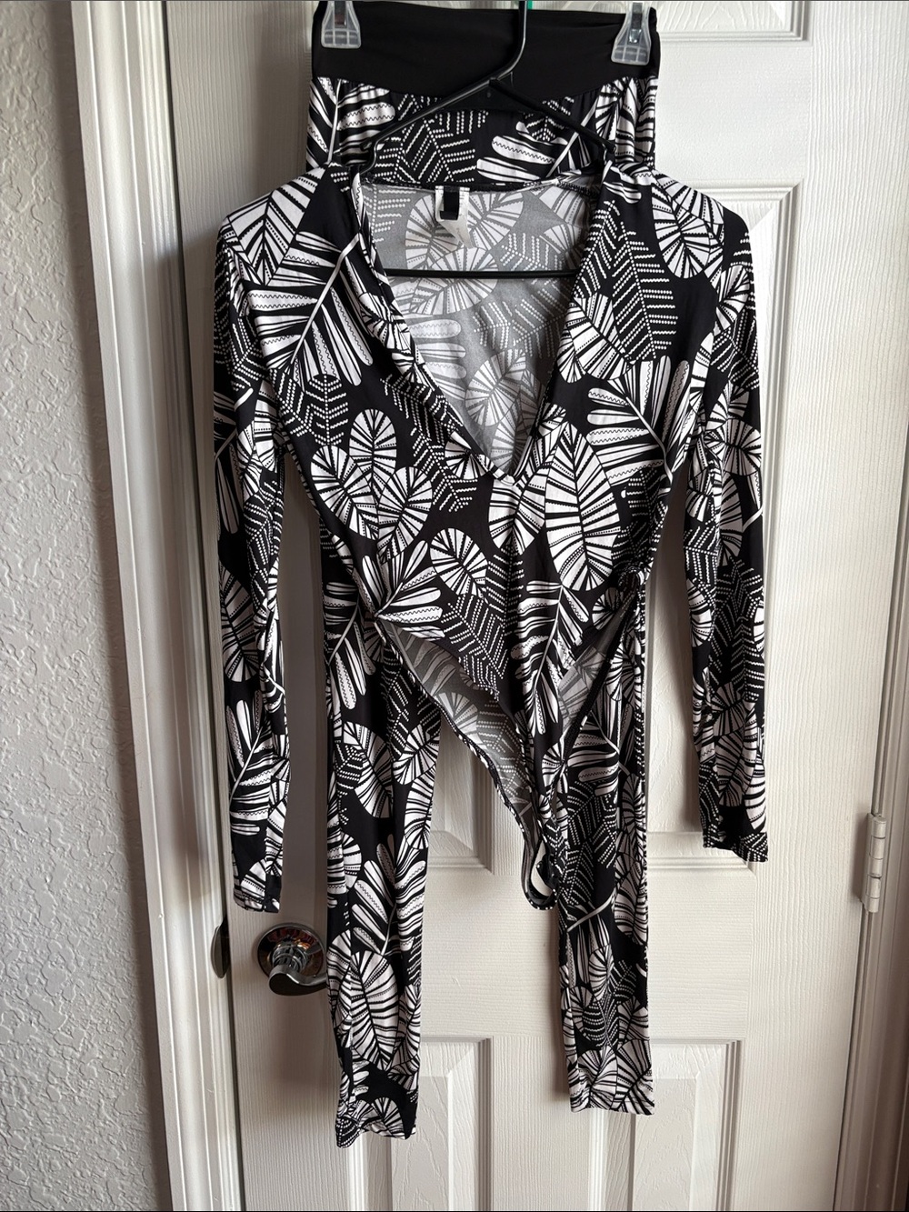 Black & White Leaf-Print Bodysuit Legging Set